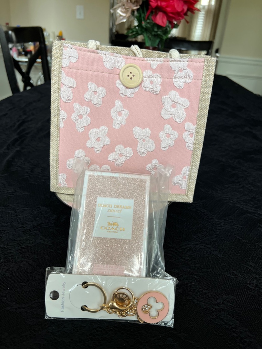 Coach PARFUME
Unbranded Bag
Unbranded Bag/key chain